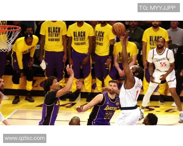 2013年湖人快船激战回顾：洛杉矶篮球对决的巅峰时刻与精彩瞬间